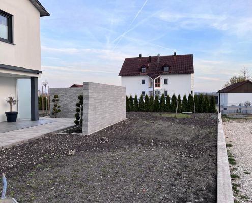 Sichtschutz an kleiner Terrasse zur Strasse