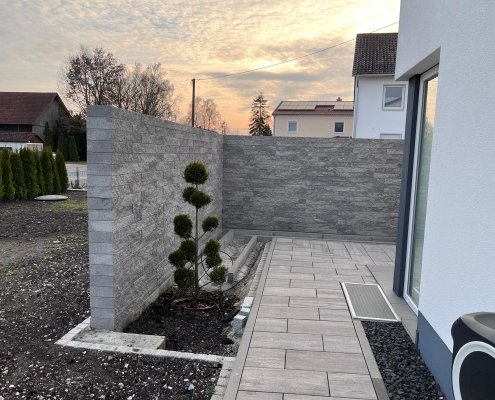 Sichtschutz kleine Terrasse von Eingang her