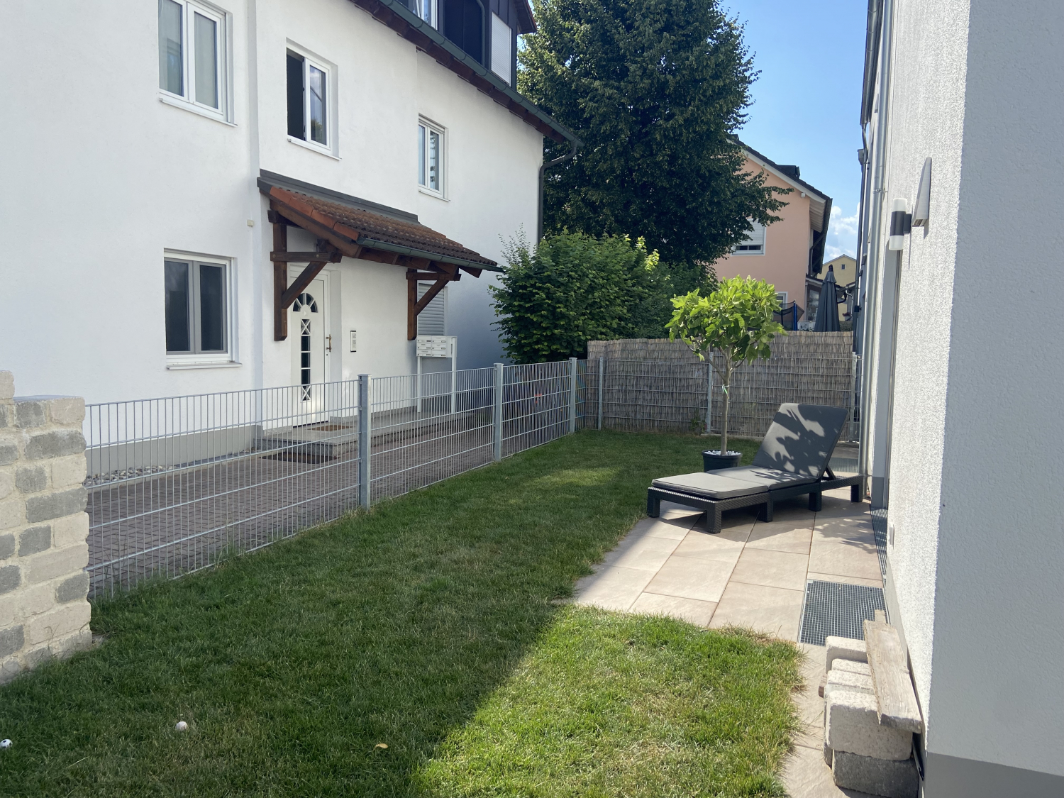 Beet aus Rostelement und Stelen aus Rost